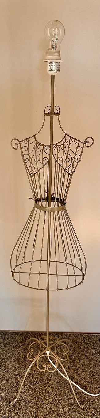 Lampade: Ständerlampe im Büsten-Stil – Usato da Kirchberg BE venduto da Levana72 1