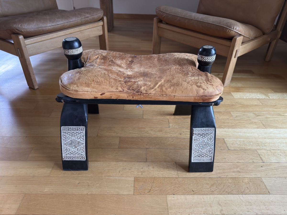 Sgabelli: Vintage Kamelhocker Leder / camel saddle stool – Usato da Zürich venduto da benshume