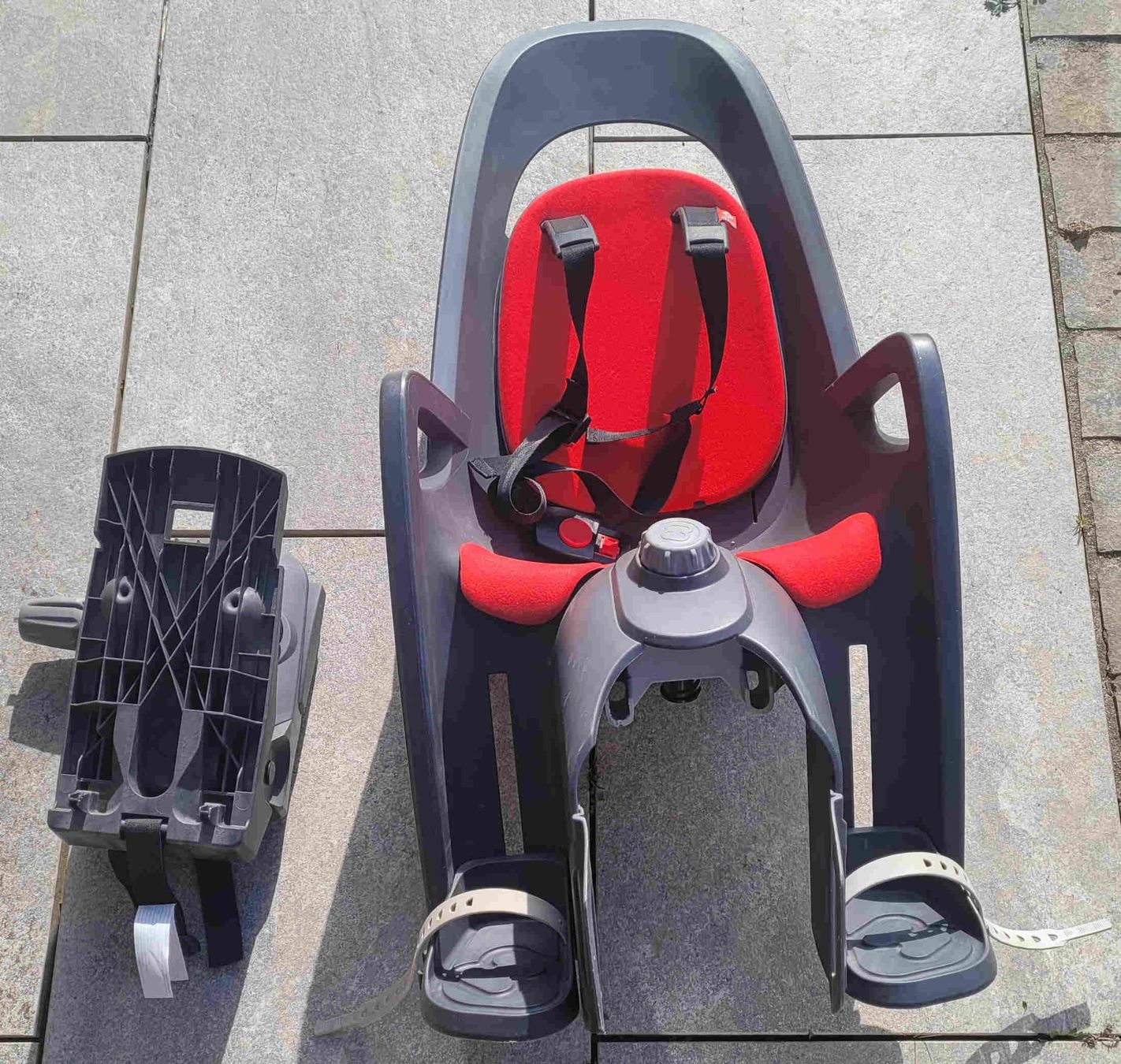 Hamax Seggiolini per auto: Velokindersitz Hamax Caress schwarz/rot gebraucht – Usato da Bözberg venduto da Dave17