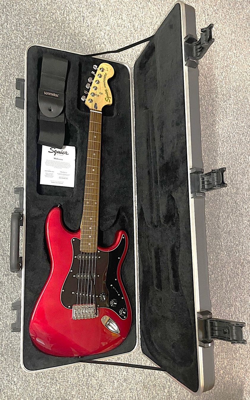 Washburn Strumenti musicali: E-Gitarre SQUIER Stratocaster mit FENDER-Case – Usato da Wattwil venduto da webrawa