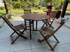 Gartentisch mit 4 Klappstühlen