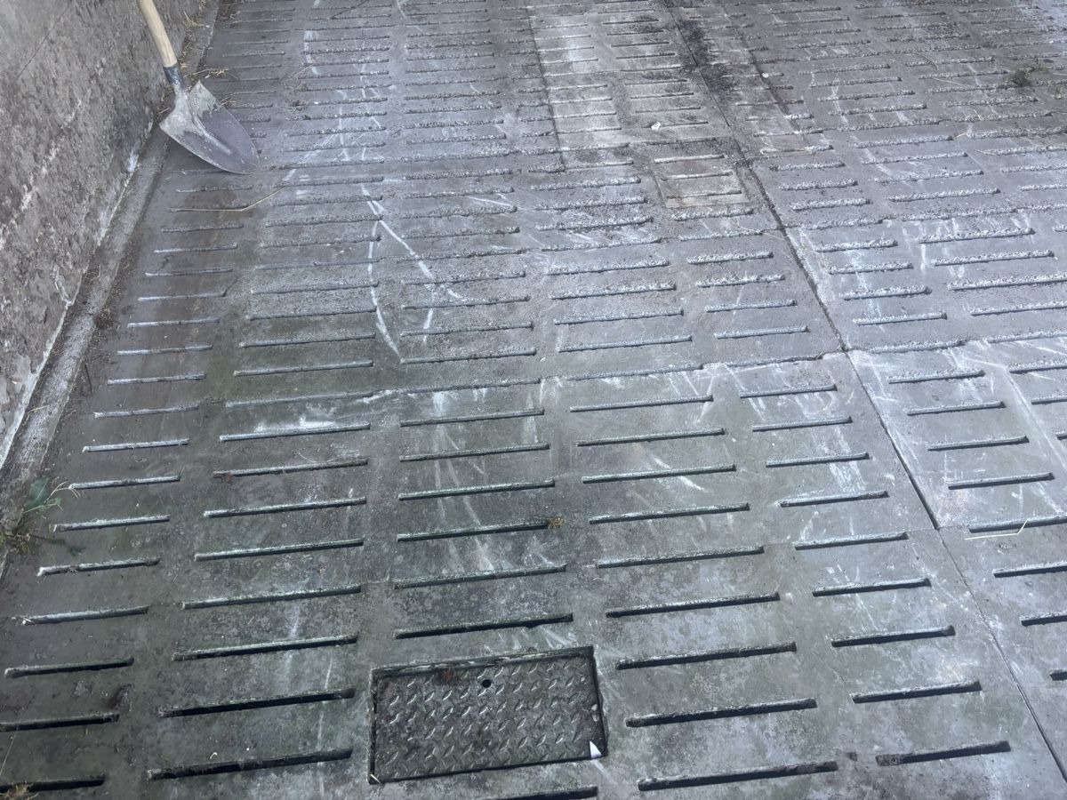 Rivestimenti per pavimenti: Betonspaltenroste – Usato da Grünenmatt venduto da holstein3