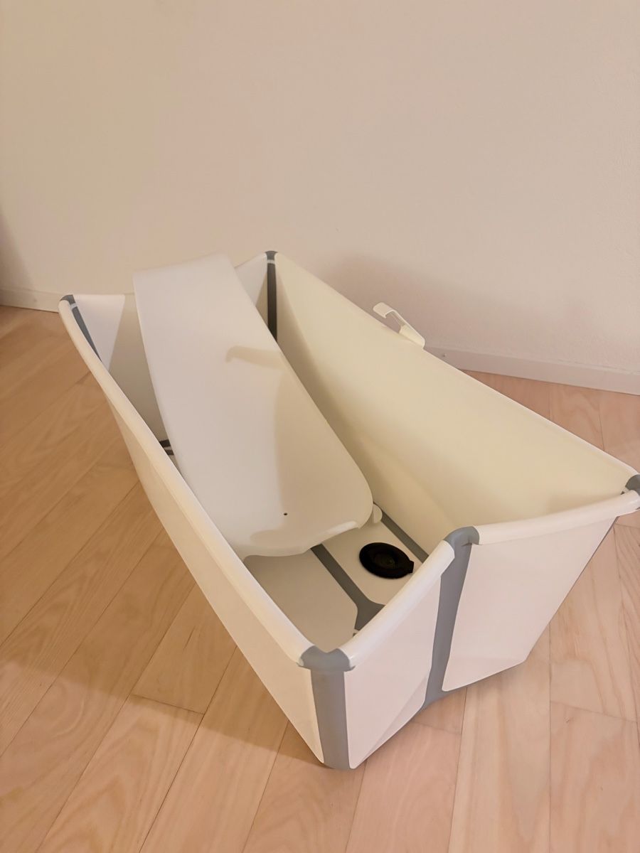 Badewannen: Stokke Flexi Bath newborn support and stand white – Gebraucht aus Winterthur von qop_wfg9 2
