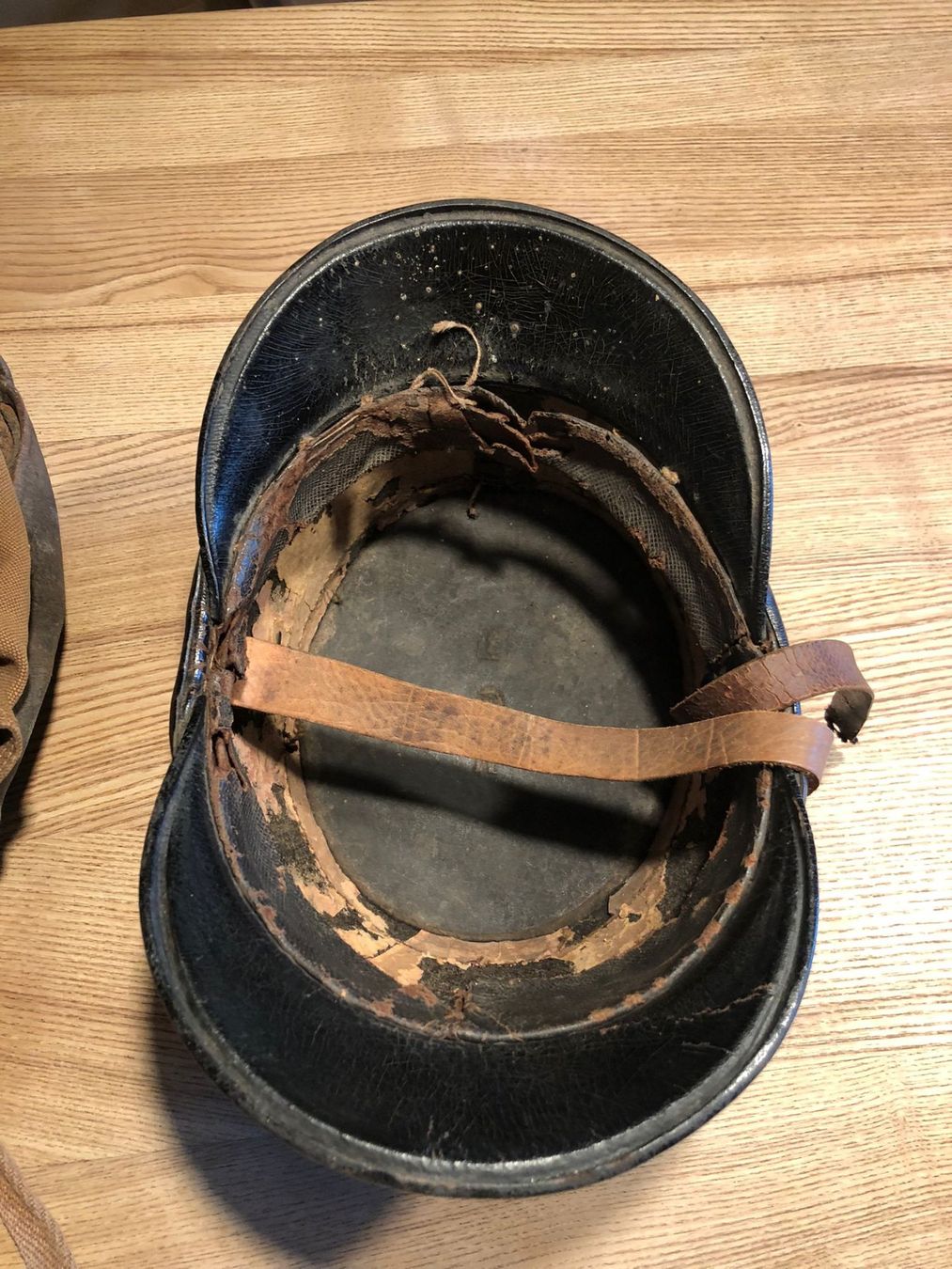 Abiti antichi: Antiker Helm +Leder/Stofftasche – Usato da Röschenz venduto da Tashroal 5