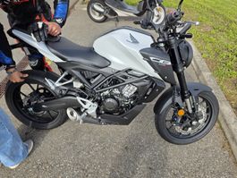 Honda CB125R,Top Zustand, wenig Kilometer, ab 1000km service
