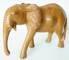 Handgeschnitzter Holzelefant
