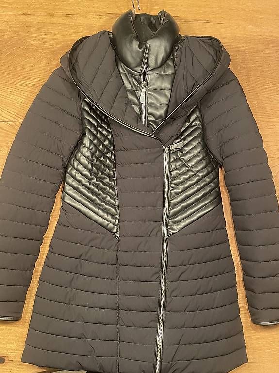 Giacche: Guess Jacke Dame gr 36 – Usato da Villmergen venduto da Sabsi92