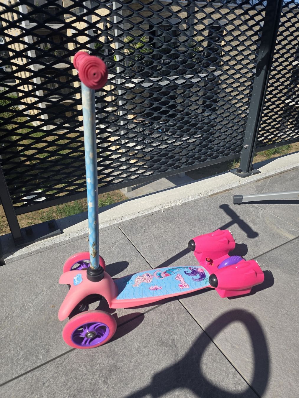 Fahrzeuge für Kinder: Barbie Kinderroller mit Seifenblasen – Gebraucht aus Berg TG von mar_ros