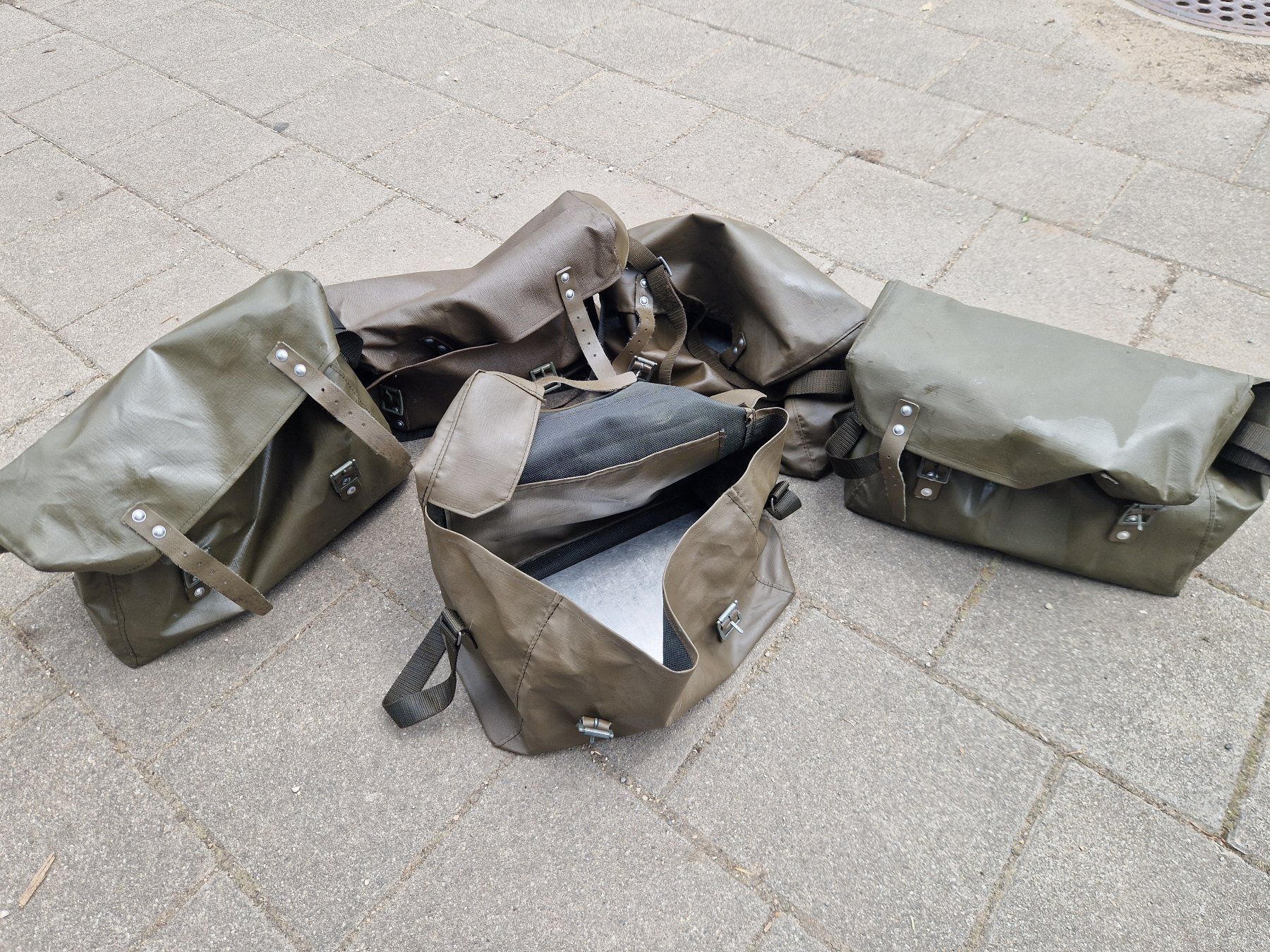 Schweizer Armee Taschen: 5x Armee-Tasche, Werkzeugtasche – Gebraucht aus Gampelen von Schmidi887 5