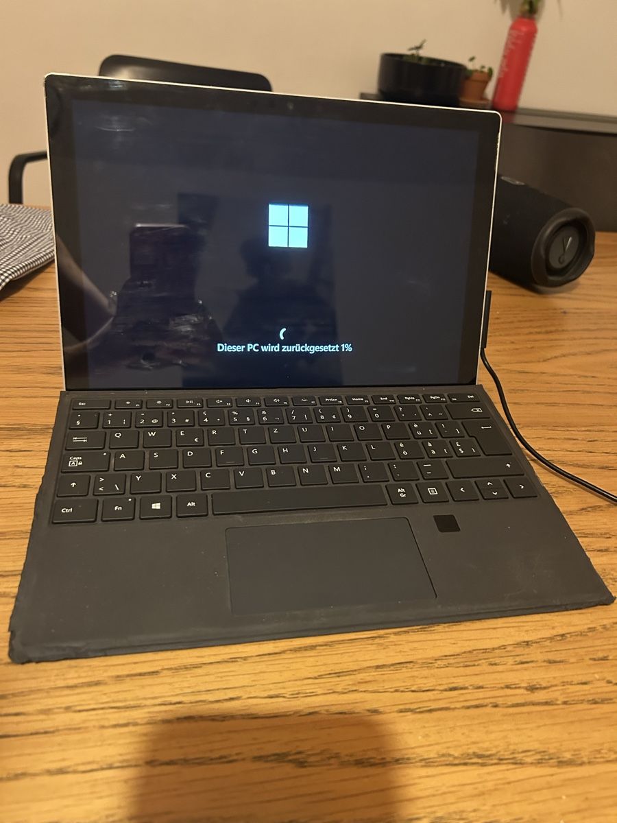 Microsoft Notebooks: Microsoft Surface Pro 7 – Defekt aus Bern von Orchispallens