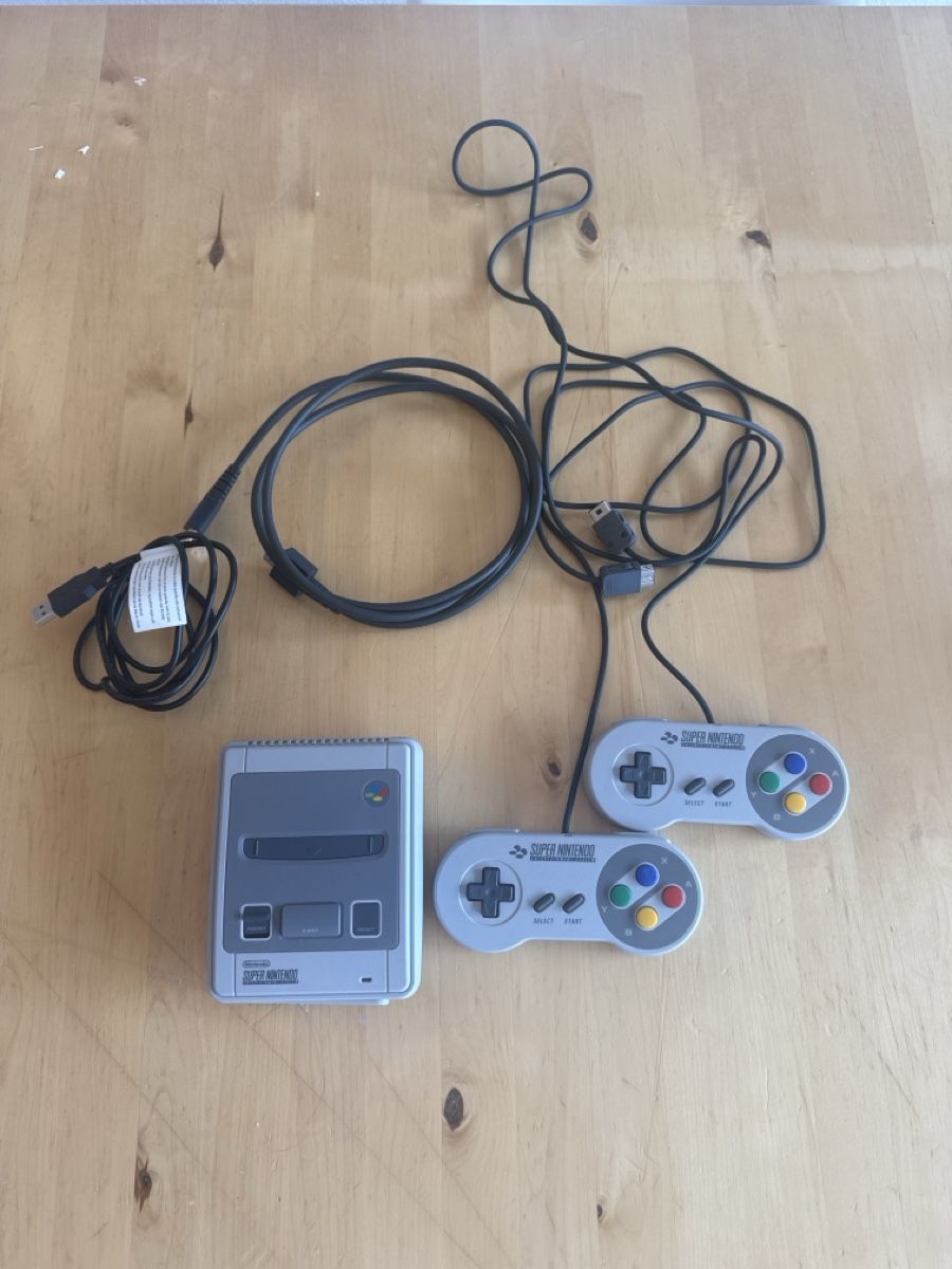 Nintendo Consoles: Super Nintendo Classic Mini Console & 2 Manettes – D'occasion à Flanthey par juju0794