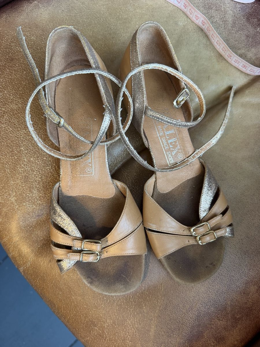 Chaussures filles: Tanzschuhe Leder – D'occasion à Obfelden par tan_9lj9