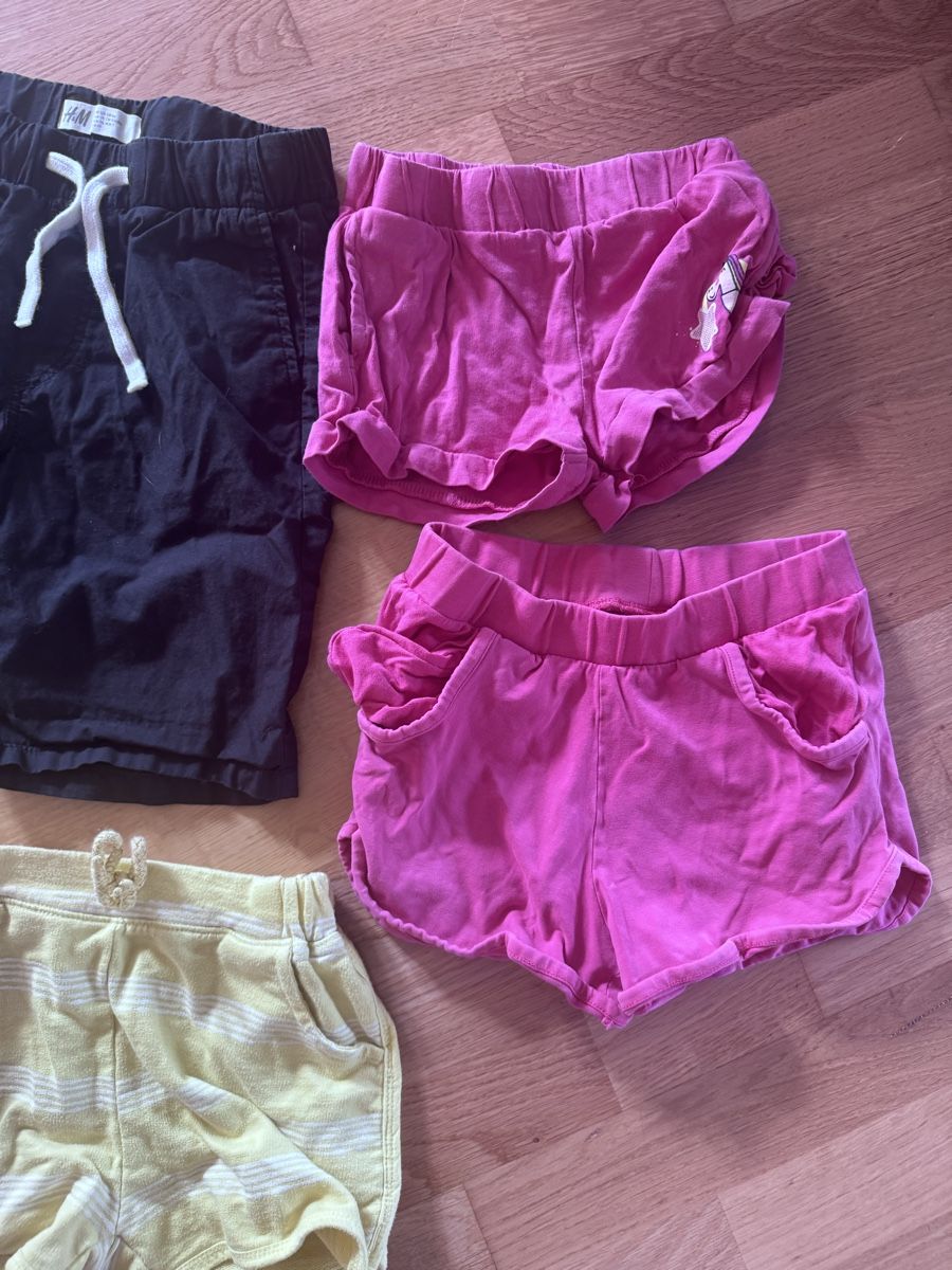 Pantaloni: 5 Kurze Hosen Mädchen 122-128 – Usato da Wädenswil venduto da dorodi 2