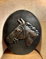 Bas relief ovale à la tête de cheval
