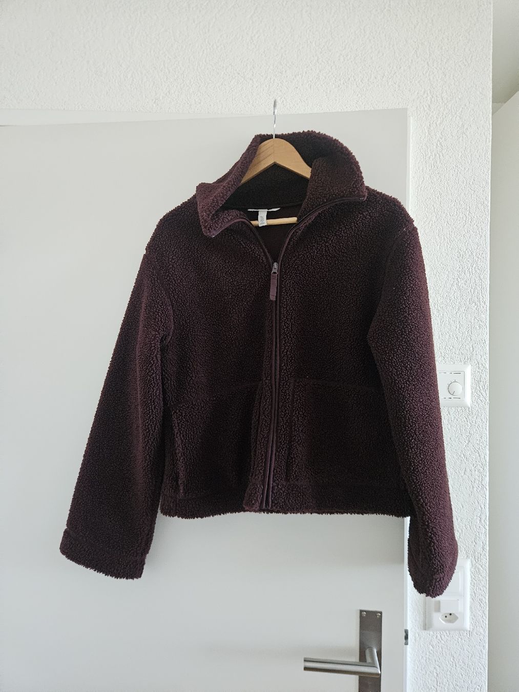 H&M Maglioni & Felpe: H&M Teddy Jacke, Grösse M, Weinrot – Nuovo (secondo la descrizione) da Wil SG venduto da an_ka