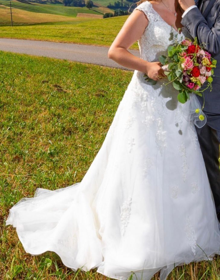 Vestiti: Wunderschönes Brautkleid mit Spitze, Gr. M – Usato da Olten venduto da hinterhof.olten