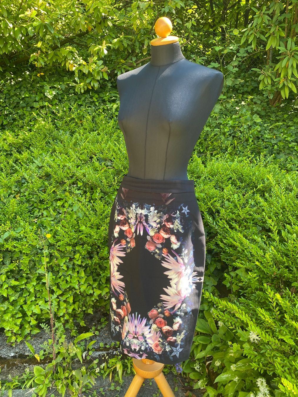 Givenchy Röcke: GIVENCHY Rock mit Blumenmuster, Gr. 38 – Gebraucht aus Zürich von JDB_Vintage