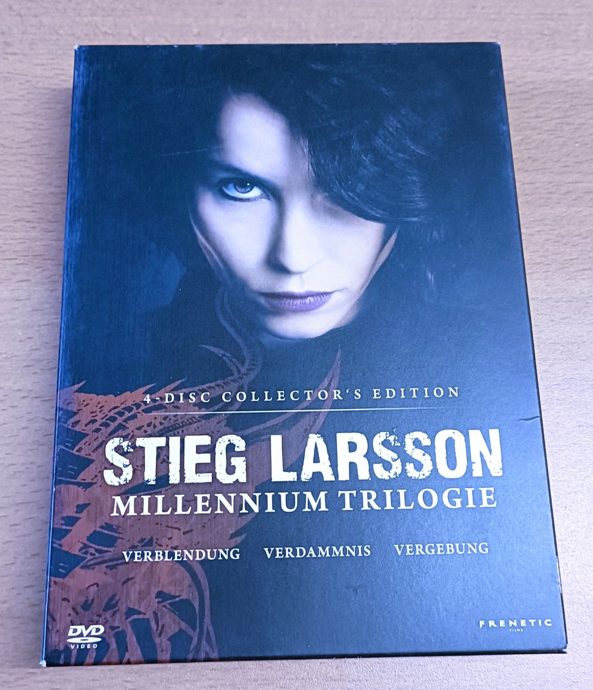 Tutti i DVDs: Stieg Larsson Millennium Trilogie - 4 Discs Collector's – Usato da Köniz venduto da Movieportal007