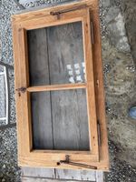 Altes Holzfenster mit Glasrahmen rustikal gebraucht