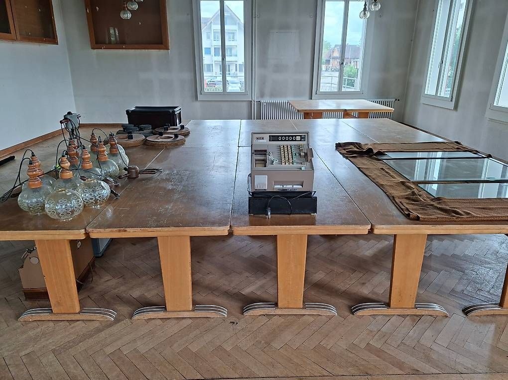 Tavoli: 12 grosse Holztische massiv – Usato da Obfelden venduto da Foto_Bild_Kunst_Buch