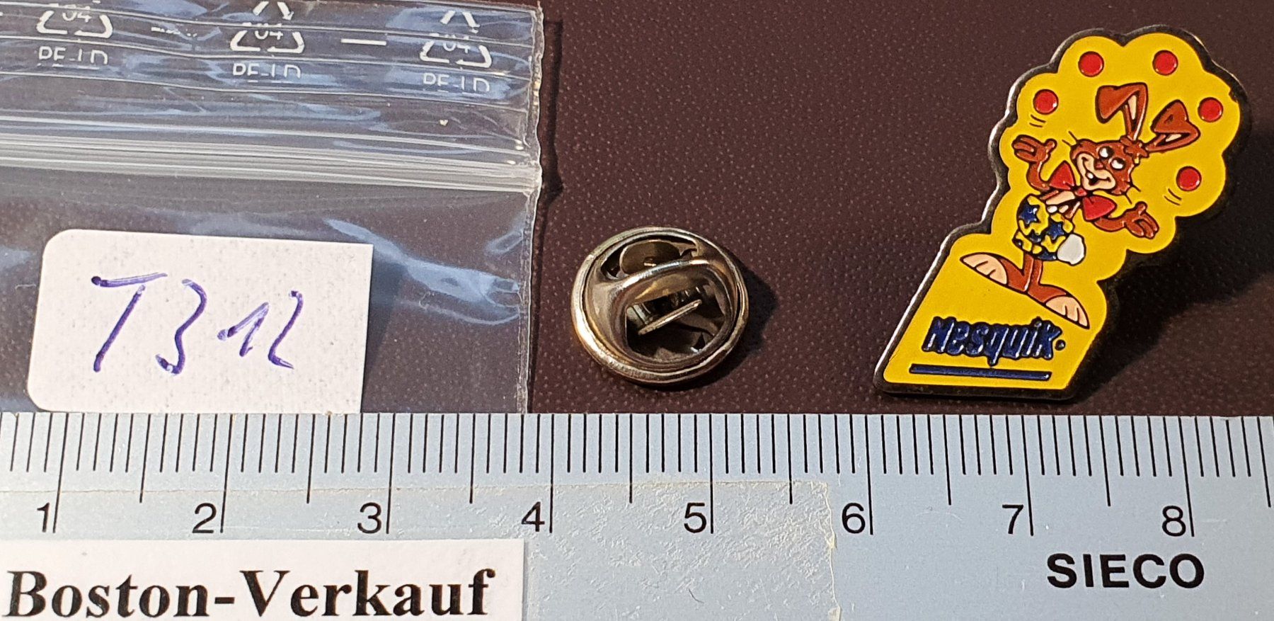 Placchette & Badge: T312 - Pin Nesquik Hase – Usato da Reinach BL venduto da Boston-Verkauf 1