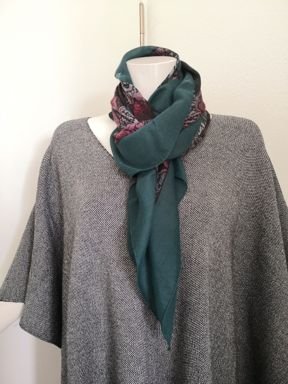 Foulard & Sciarpe: 🤩SCHAL GRüN MIT BLUMENMUSTER ROT – Usato da Olten venduto da Naja-Twins-Twins 2
