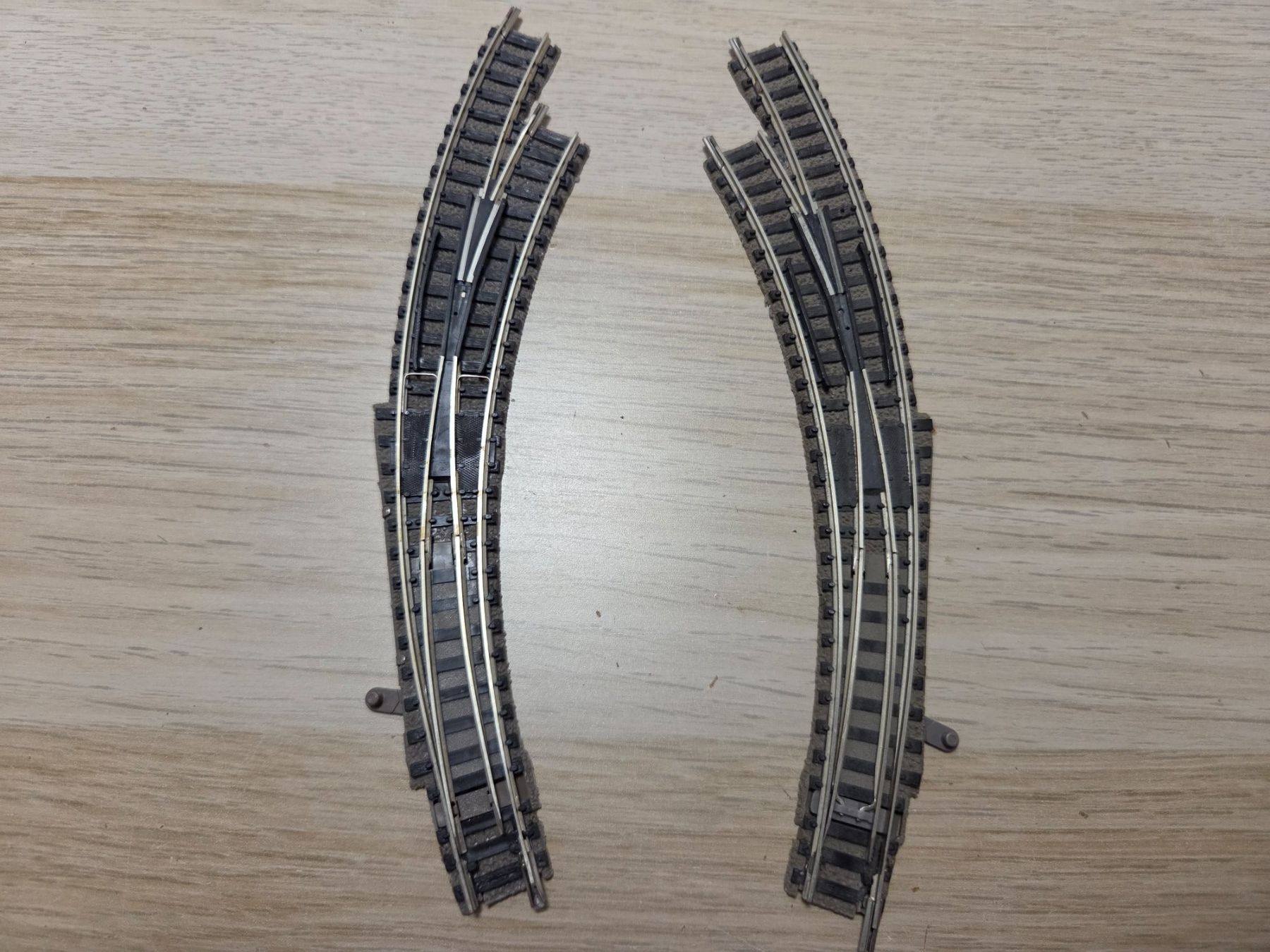 Fleischmann Modellini di ferrovie: Fleischmann N 9142 R+L Bogenweichen (A) – Usato da St-Aubin-Sauges venduto da Lo_Go