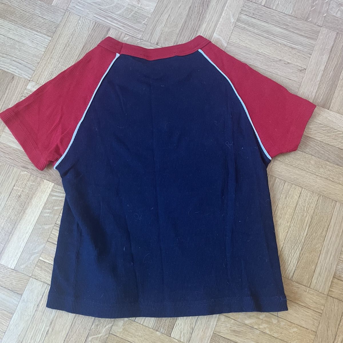 Brandy Melville Tops: T-shirt Brandy Melville taille unique – D'occasion à Vevey par jul_xh6s 2