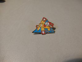 Süsser Pin/Anstecker Knorrli im Flugzeug, Top!