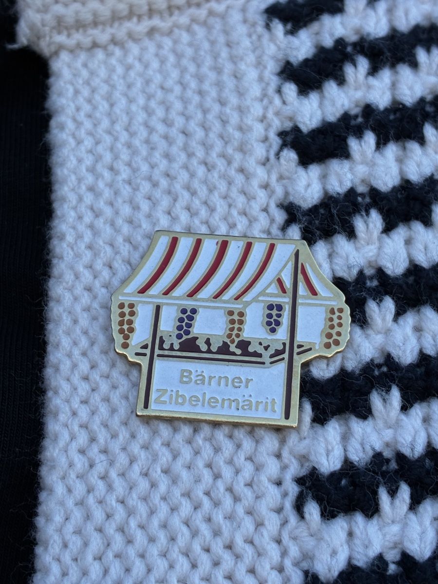 Placchette & Badge: Berner Zibelemärit Pin – Usato da Ostermundigen venduto da charmink