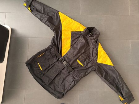 Schwarz-Gelbe Funktionsjacke mit Gürtel - Grösse XL