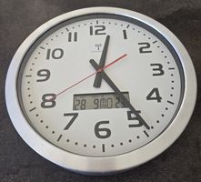 grosse Wanduhr analog und digital Anzeige