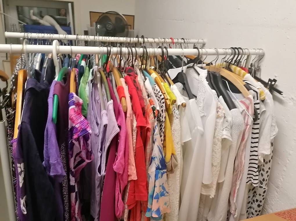 Lotti di vestiti: Flohmi: Diverse Kleider, Schuhe, Shirts, Pullis, etc. – Usato da Nänikon venduto da Manta87