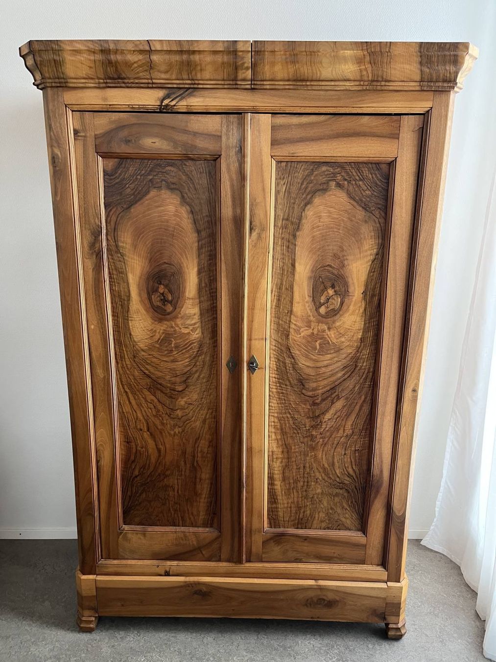 Armadi: Schrank aus Nussbaum Holz – Usato da Einsiedeln venduto da manuelkaelin