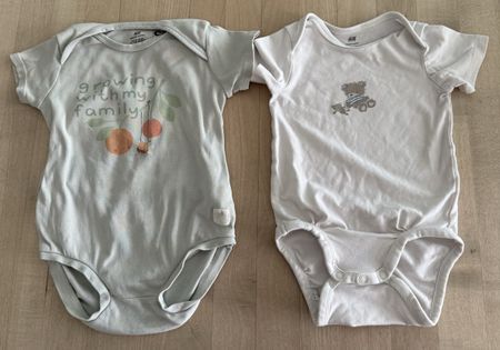 2 süsse Kurzarm Bodys 68/74 von H&M