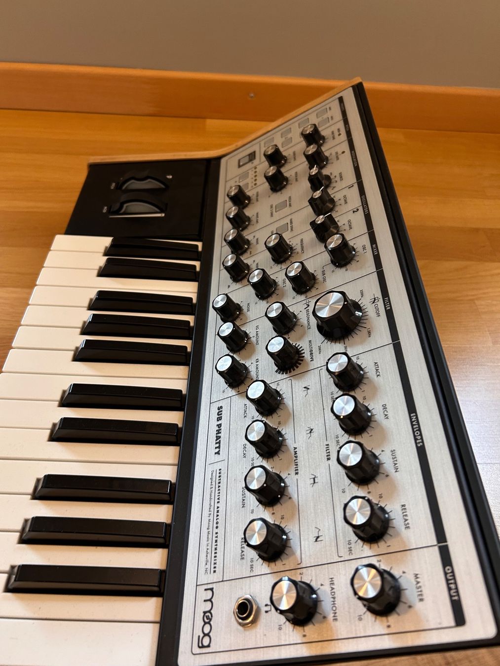 Moog Musikinstrumente: Moog Sub Phatty mit Holz-Sidepanels von "Too Many Synths" – Gebraucht aus St. Gallen von nic_p96r 2