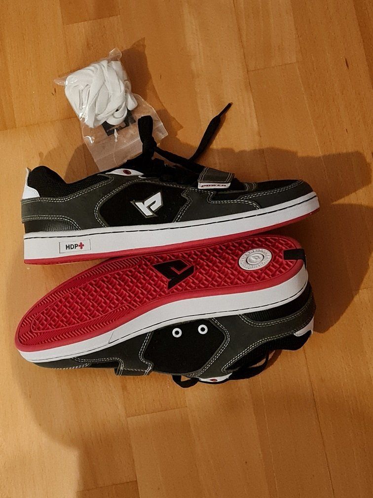 Chaussures hommes: Neu: Sneaker - schwarz/grau - Gr.44 – Neuf (Voir description) à Uznach par Laeuffer 1