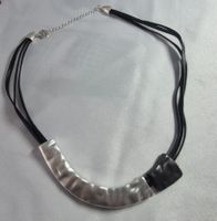 Collana nera e metallo effetto martellato