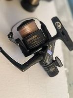 Fischerausrüstung mit Tasche Drei Ruten vier Rollen und Netz