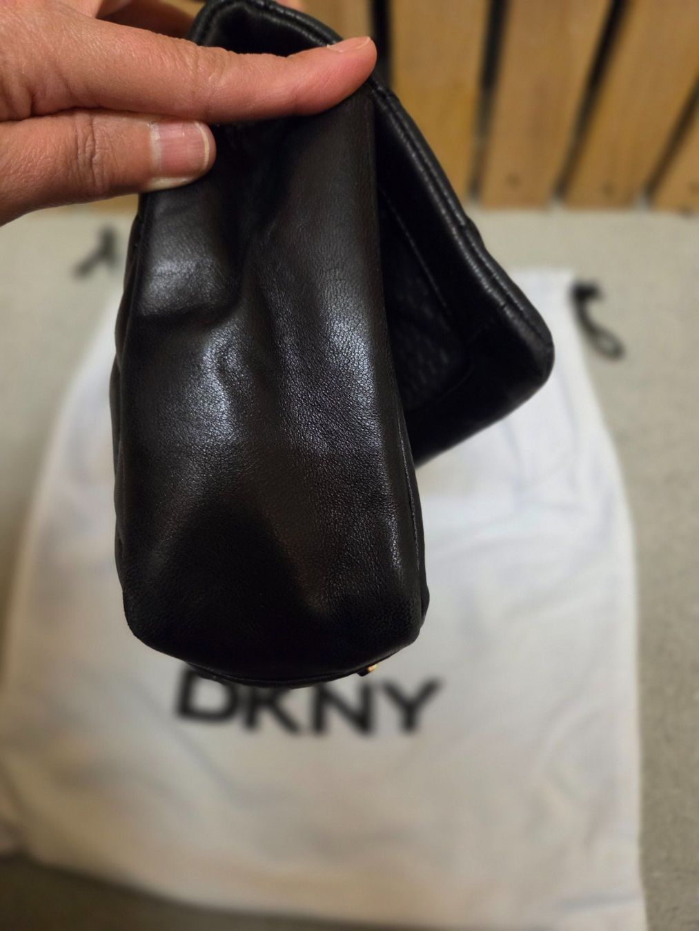 DKNY Taschen für Damen: DKNY Lederhandtasche mit Portemonnaie – Gebraucht aus Emmen von GrabandGo 6