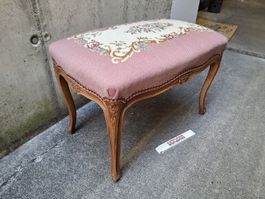 Toller antiker Hocker mit Gobelinbezug, Blumenmuster
