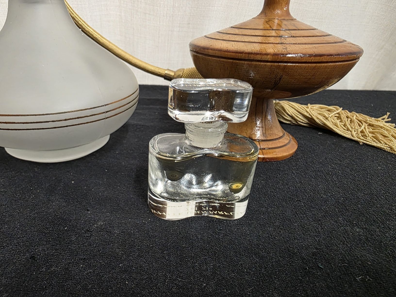 Flaconi: 3 Parfum Zerstäuber Glas Matt Holz Halterung Set gebraucht – Usato da Wolfertswil venduto da Antiko 2