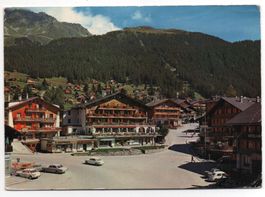 VERBIER Dorfplatz mit Auto