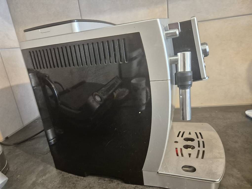De'Longhi Kaffeemaschinen & Espressomaschinen: DeLonghi Kaffeevollautomat mit Milchaufschäumer – Gebraucht aus Basel von buk_ppp8 3