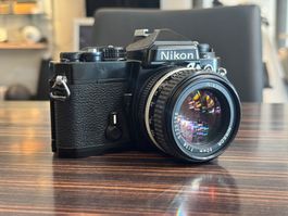 Nikon FE Spiegelreflexkamera mit Nikkor 50mm 1.4 Objektiv