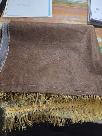 Beau tapis marron avec franges dorées - Chaleureux ✨