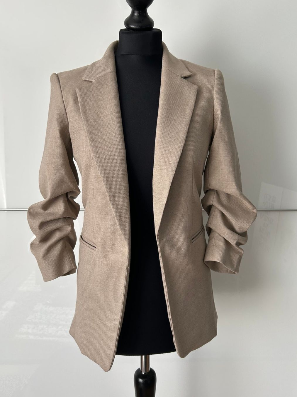 H&M Vestes: Blazer mit gerafften Ärmeln – D'occasion à Riedholz par rebeccas