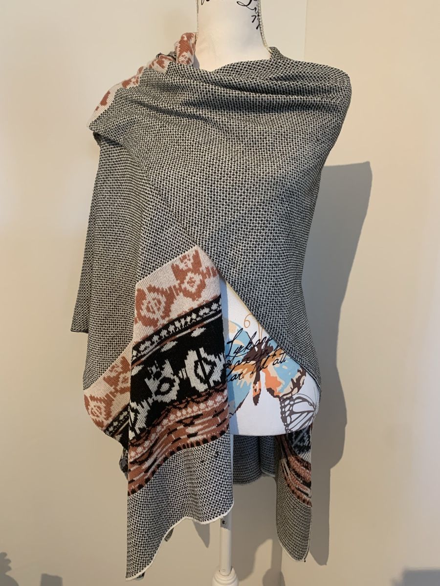Altro in Moda donna: s.Oliver Strick-Poncho gemustert – Usato da Zürich venduto da ver_sb5p 1