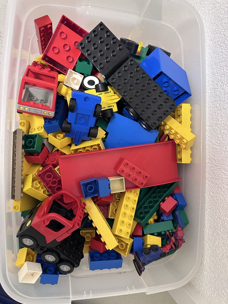 Jeux: Grosse Kiste mit Legos + Legoplatte – D'occasion à Winterthur par aod_hsv7