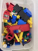 Grosse Kiste mit Legos + Legoplatte